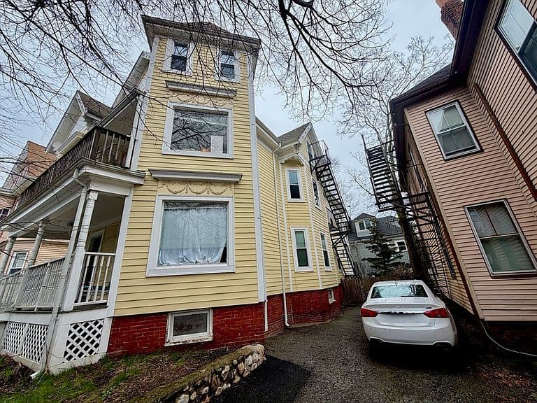 Listing photo 2