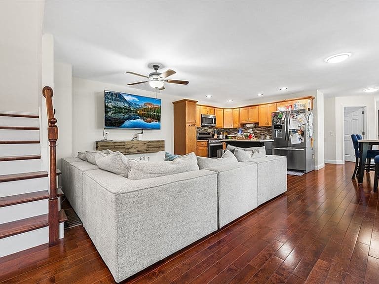 Listing photo 3