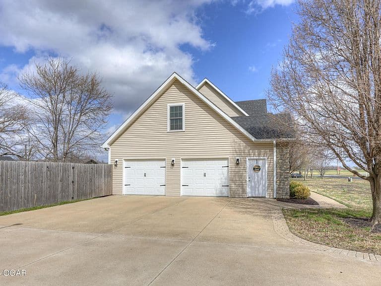 Listing photo 4