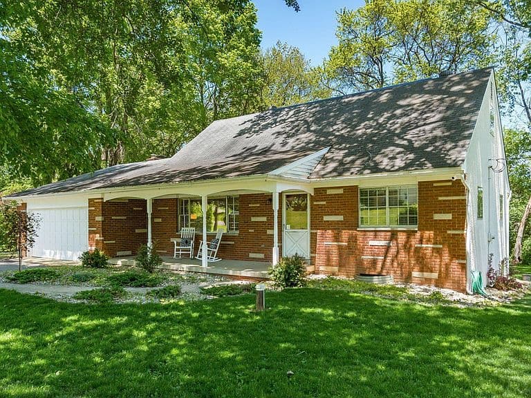 Listing photo 2