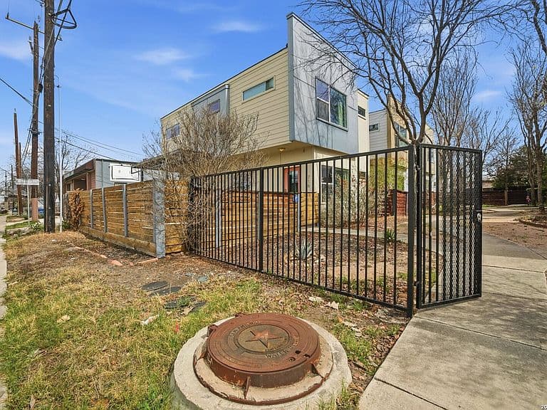 Listing photo 3