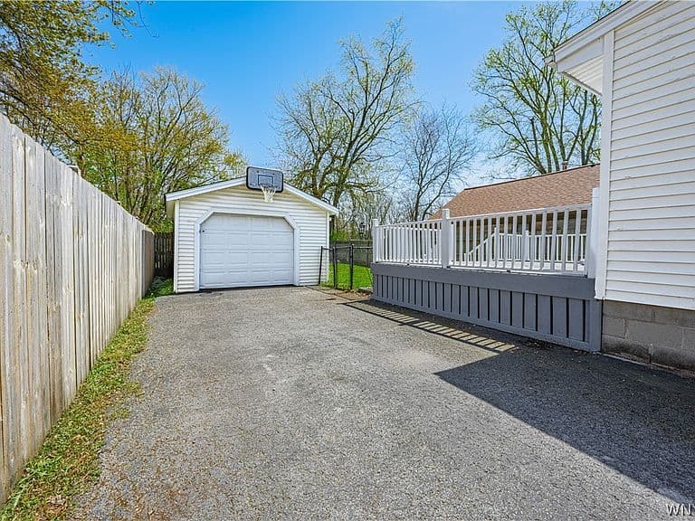 Listing photo 4