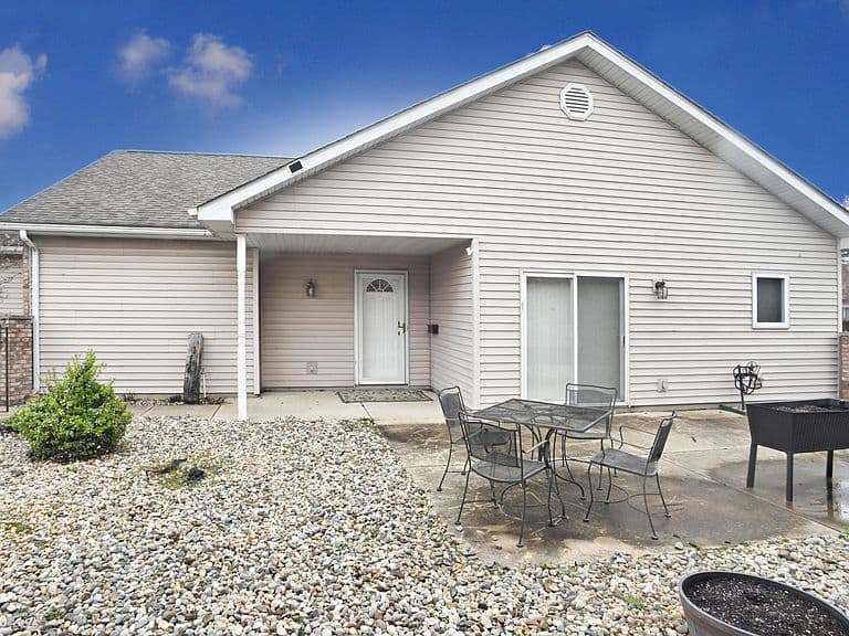Listing photo 2