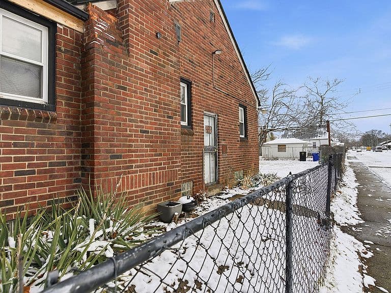Listing photo 3