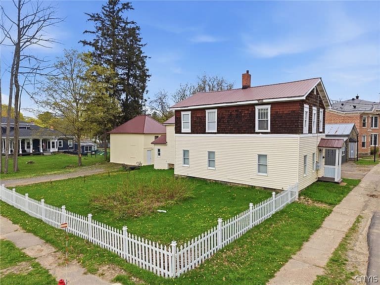 Listing photo 2