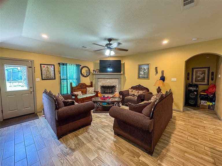 Listing photo 4