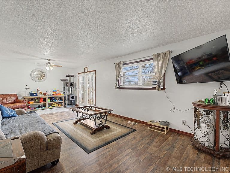 Listing photo 3