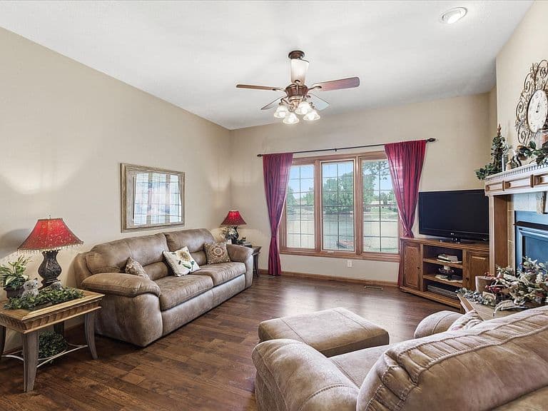 Listing photo 4