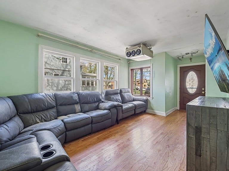 Listing photo 3