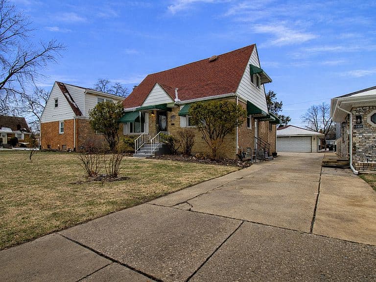 Listing photo 2