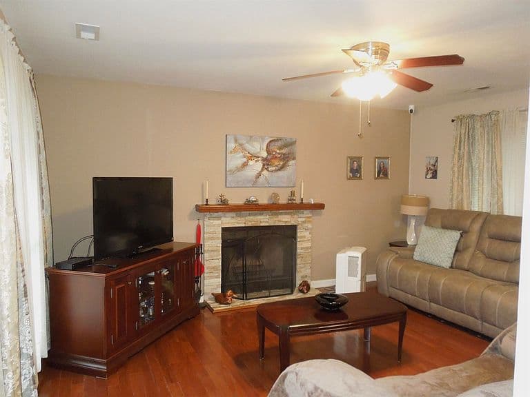 Listing photo 3