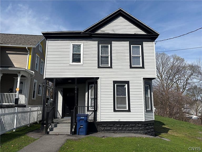 Listing photo 2