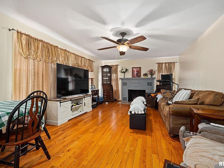Listing photo 3