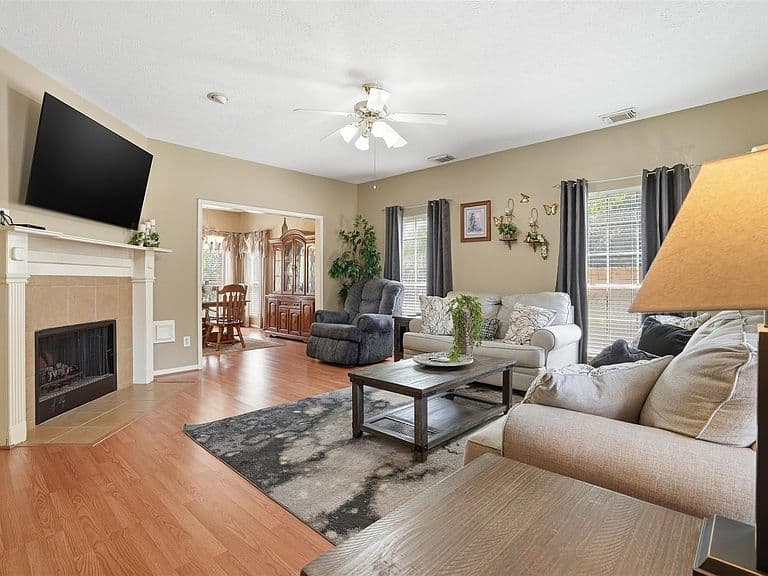 Listing photo 3