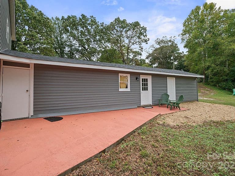 Listing photo 4