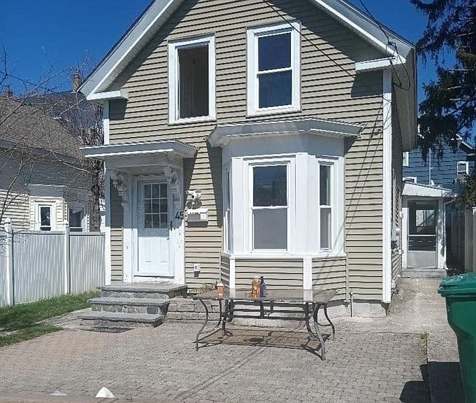Listing photo 2