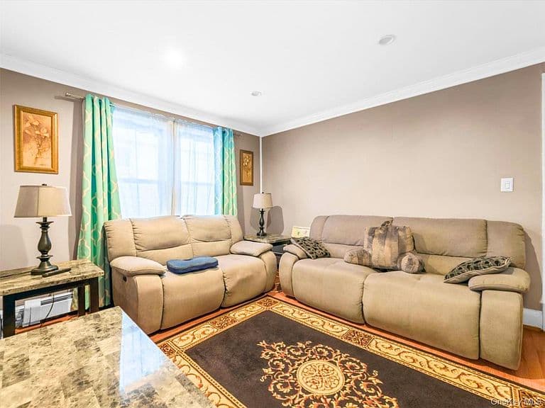 Listing photo 2