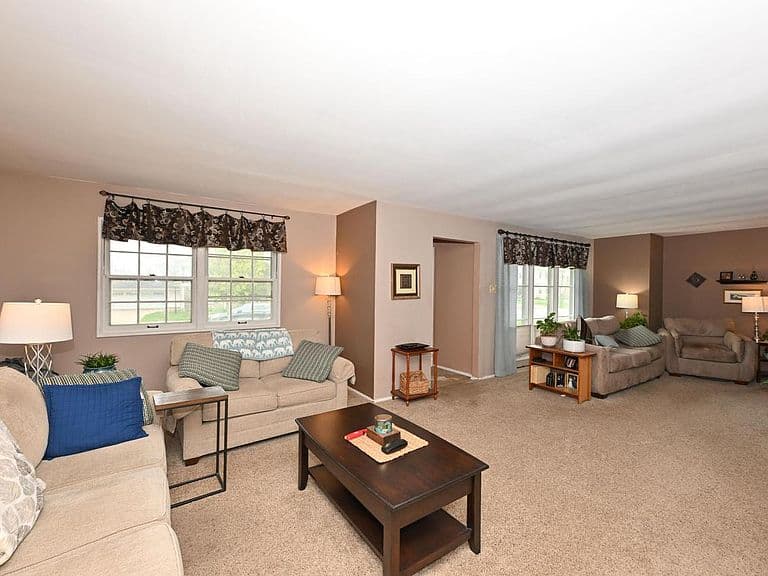 Listing photo 2