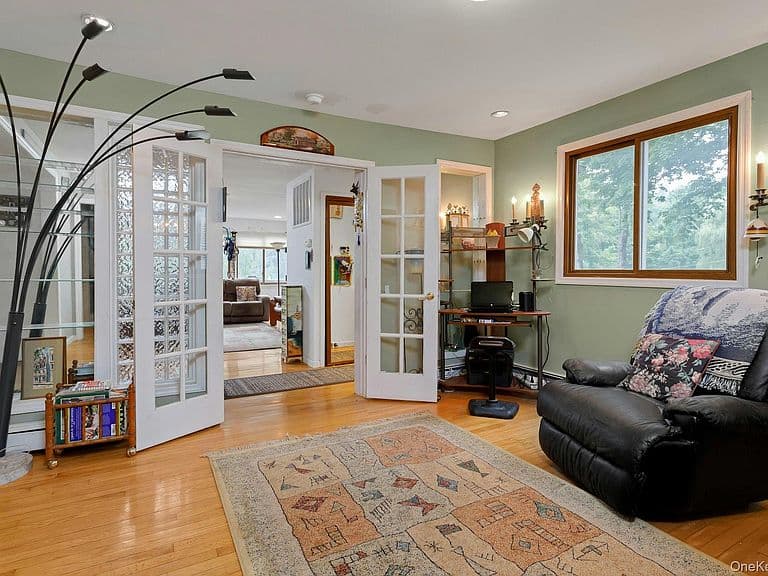 Listing photo 5