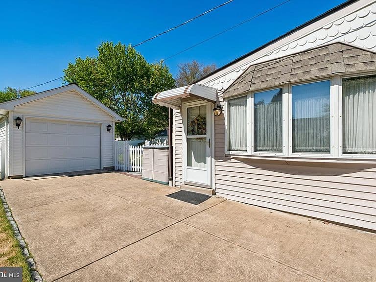 Listing photo 5