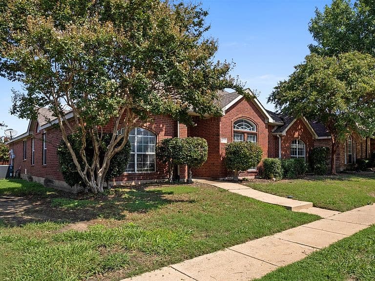 Listing photo 3