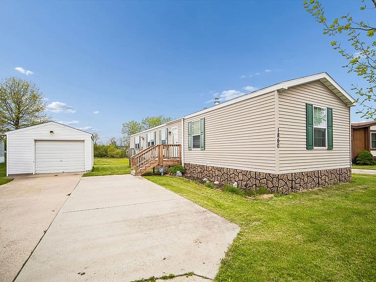 Listing photo 2