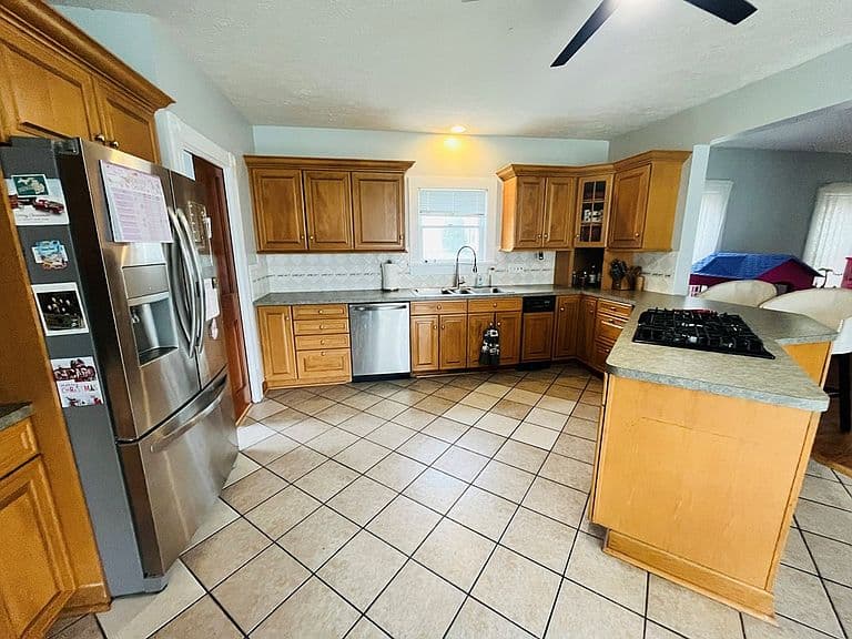 Listing photo 5