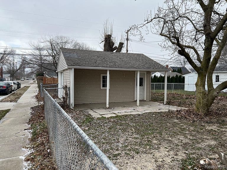 Listing photo 3
