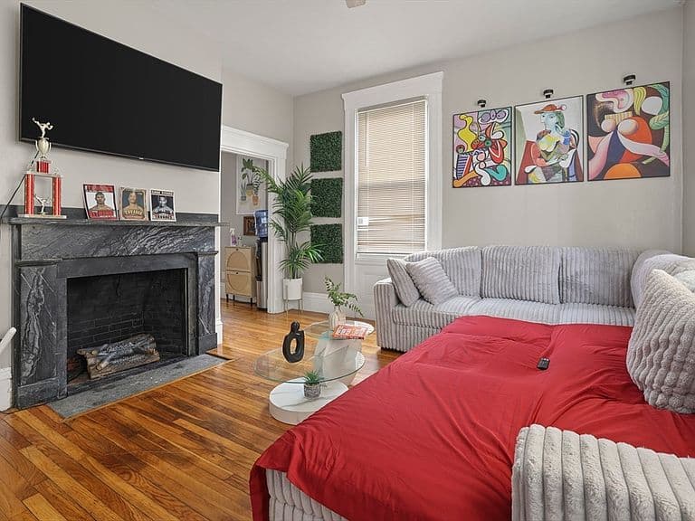 Listing photo 2