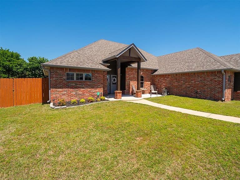 Listing photo 2