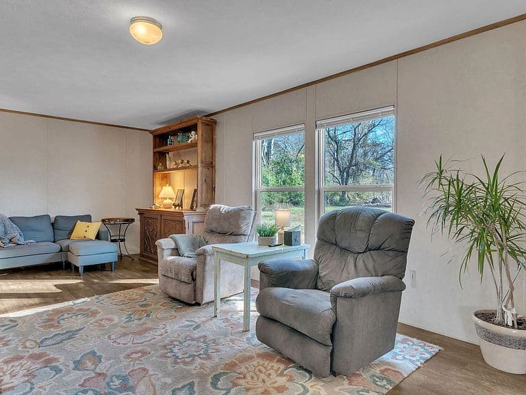 Listing photo 5