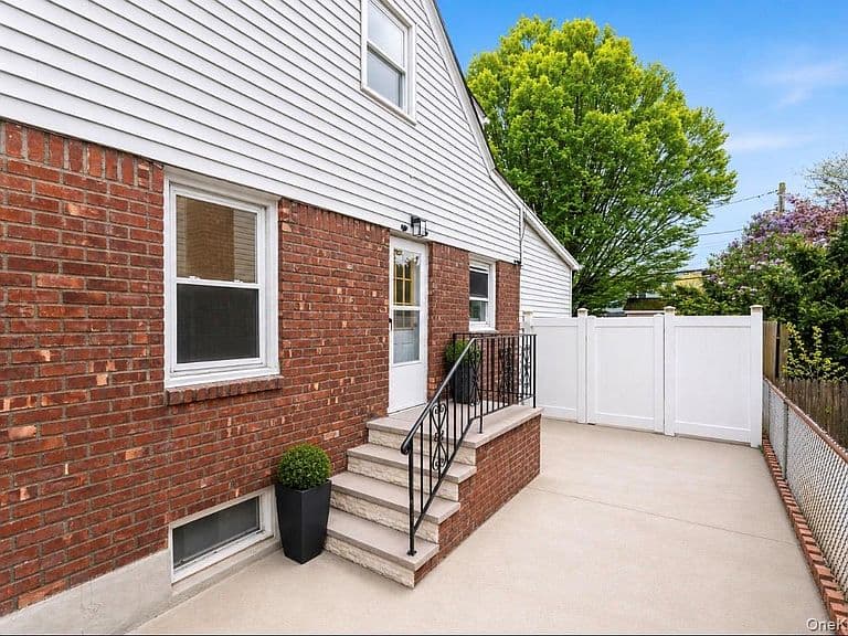 Listing photo 3