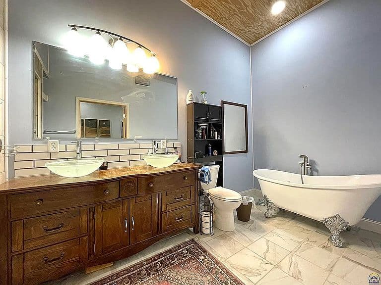 Listing photo 3