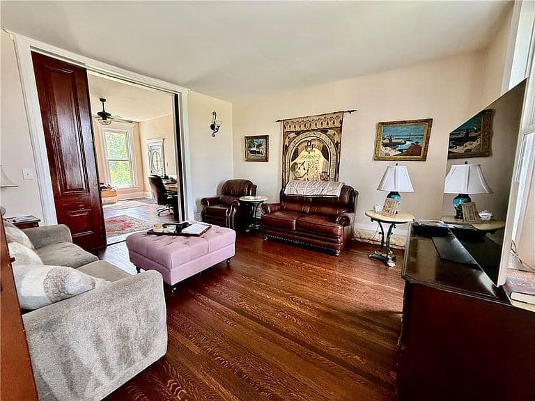 Listing photo 5