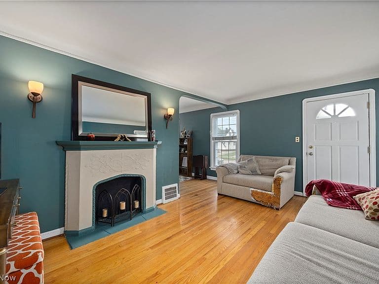 Listing photo 3