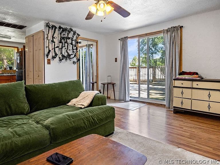 Listing photo 3