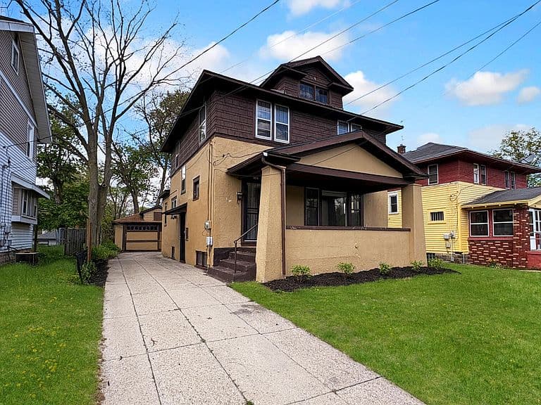 Listing photo 2