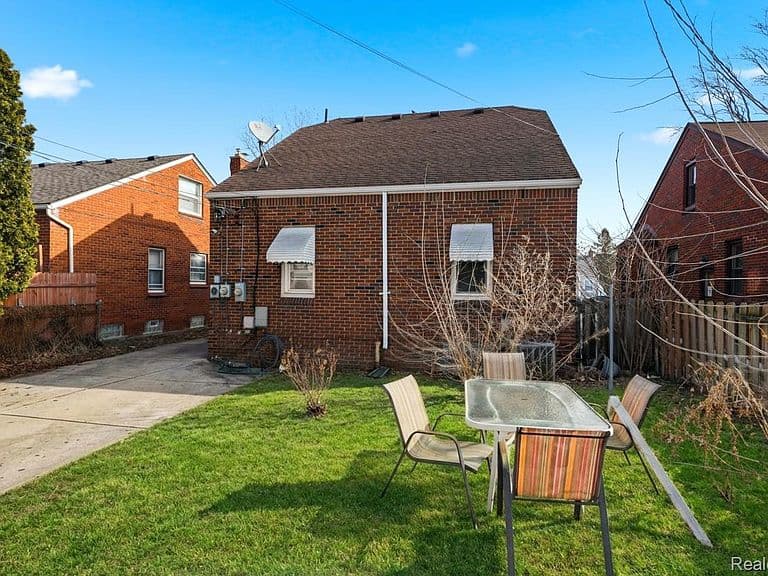 Listing photo 3
