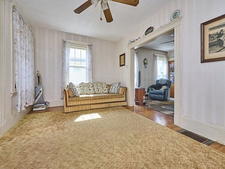 Listing photo 3