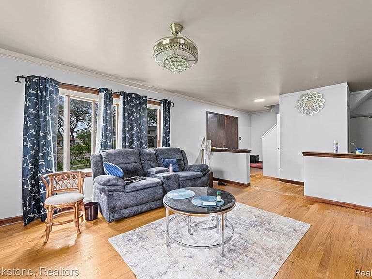 Listing photo 3