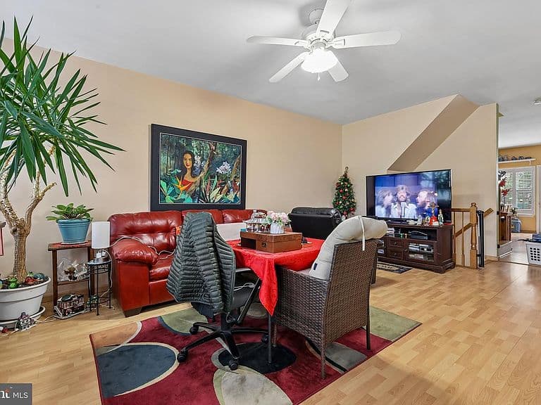 Listing photo 3