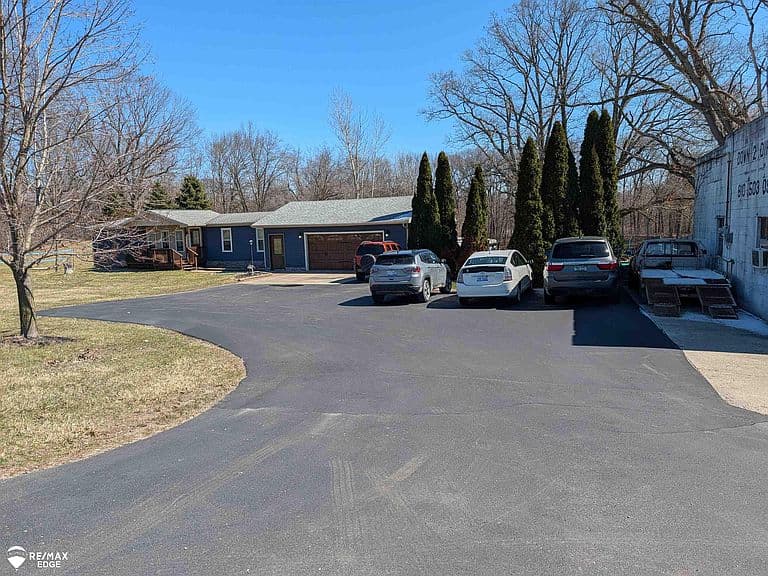 Listing photo 5