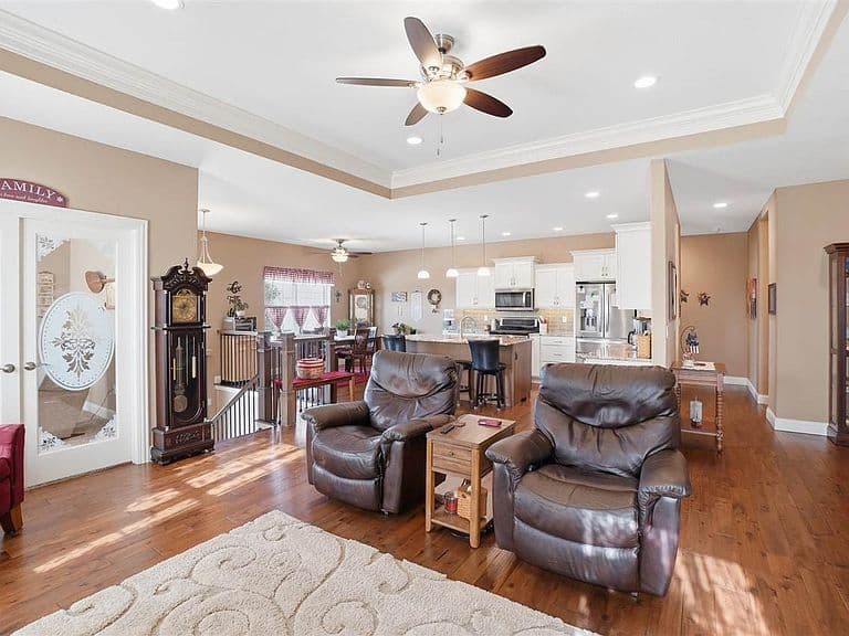 Listing photo 5