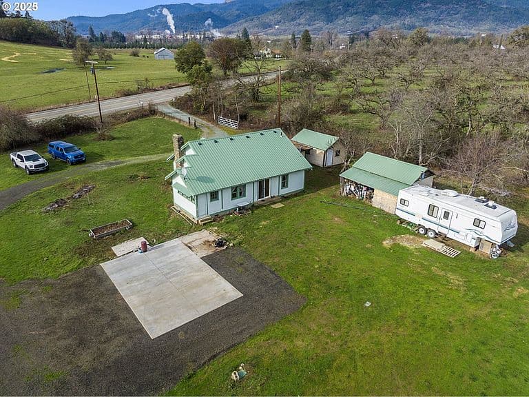 Listing photo 3
