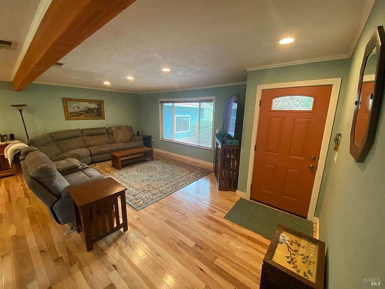Listing photo 4