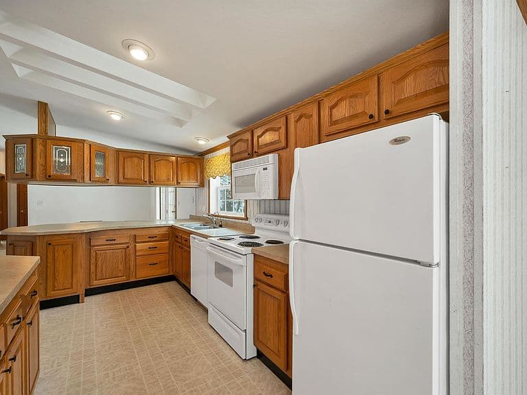 Listing photo 3