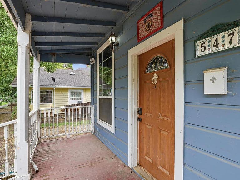 Listing photo 2