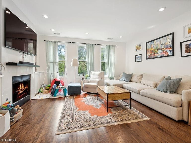 Listing photo 3