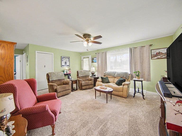 Listing photo 5