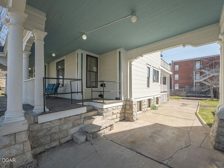 Listing photo 3